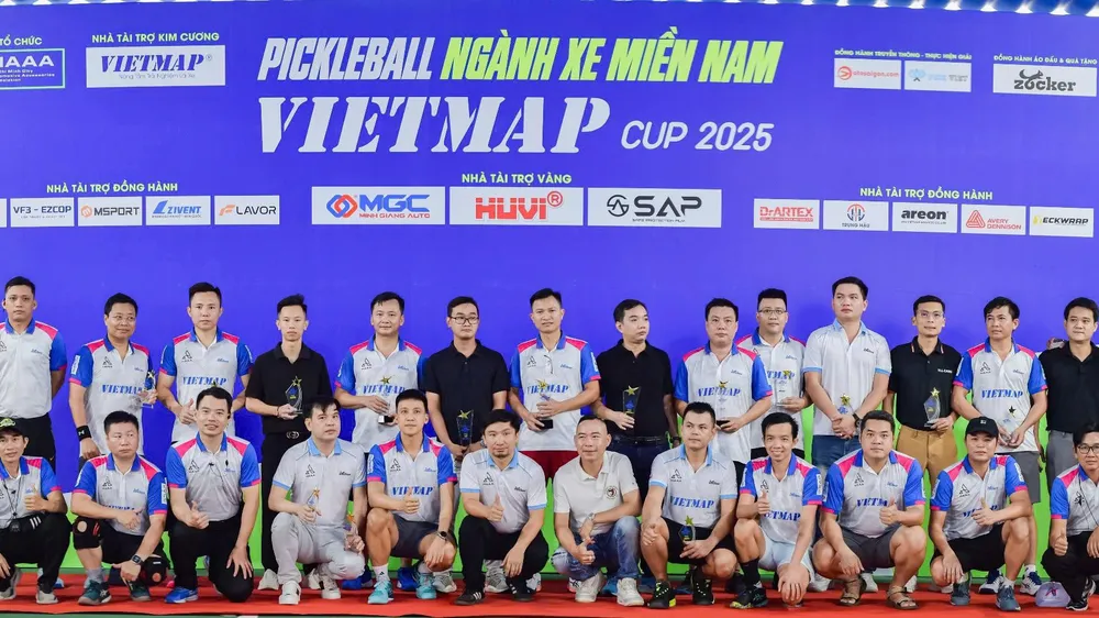 Các VĐV tham dự giải chụp ảnh lưu niệm cùng Ban tổ chức.