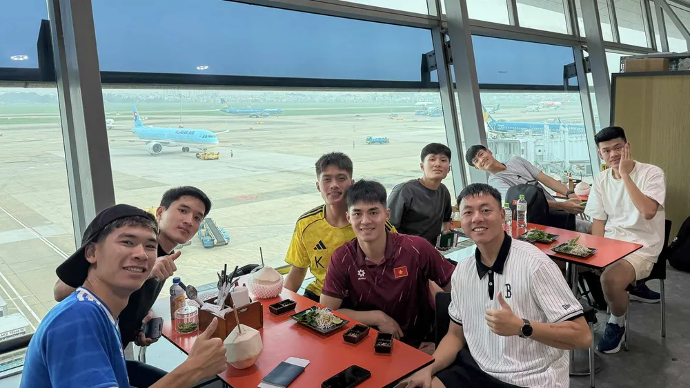 Các cầu thủ U22 Việt Nam tại sân bay Nội Bài sáng 10-11