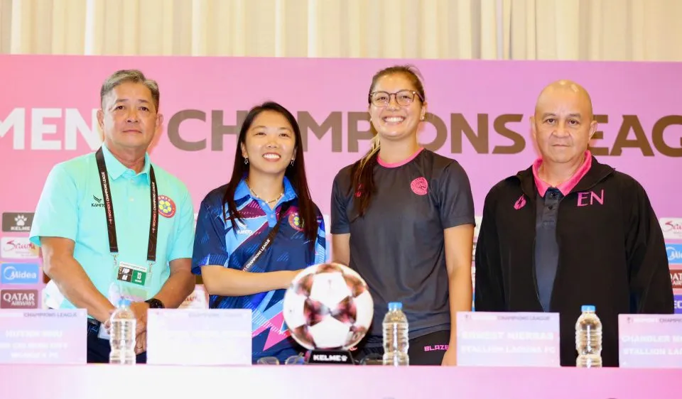 HLV trưởng cùng thủ quân hai CLB nữ TPHCM và Stallion Laguna FC tại buổi họp báo trưa 12-11.