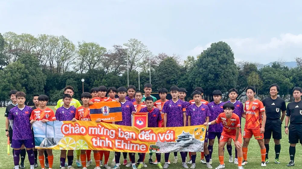Cầu thủ hai đội chụp ảnh lưu niệm trước trận đấu.