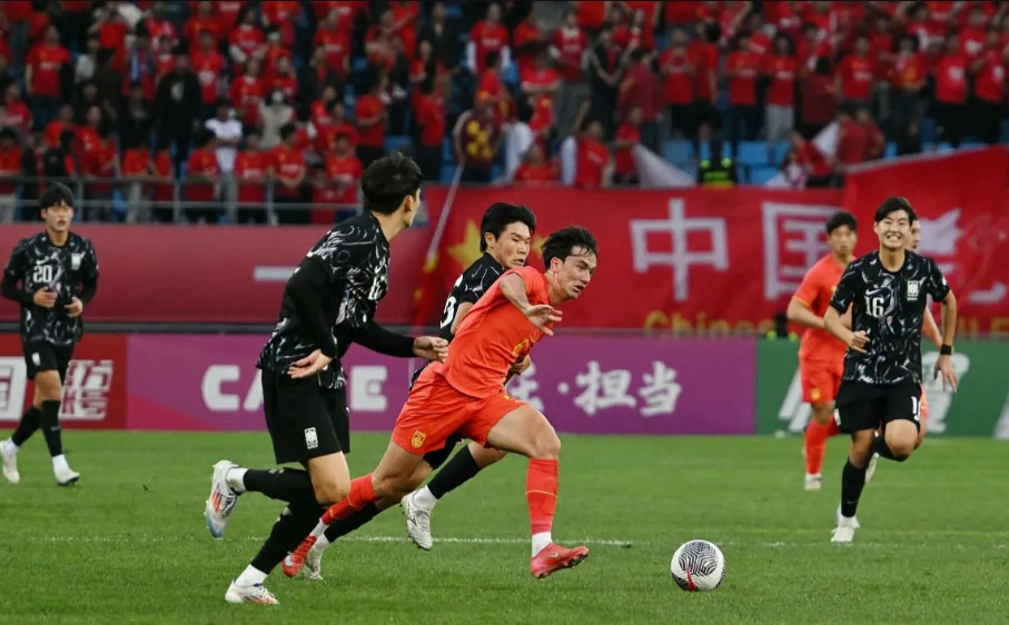 U22 Trung Quốc (áo đỏ) gây bất ngờ khi thắng 2-0 trước đối thủ được đánh giá cao hơn là U22 Hàn Quốc. Ảnh: CFA