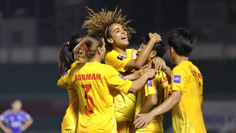 Niềm vui của CLB nữ TPHCM sau chiến thắng 2-0 trước Lion City.