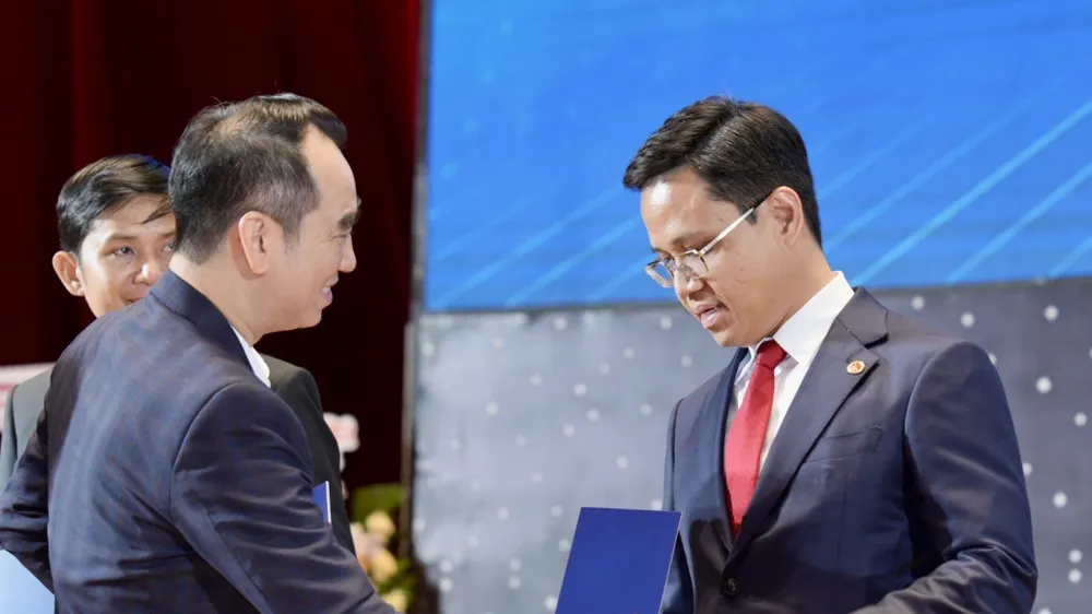 Ông Nguyễn Thế Duy (bên phải), Phó Chủ tịch Hội Doanh nhân trẻ TPHCM được tín nhiệm giữ cương vị Chủ nhiệm Chi hội Bình Dương.