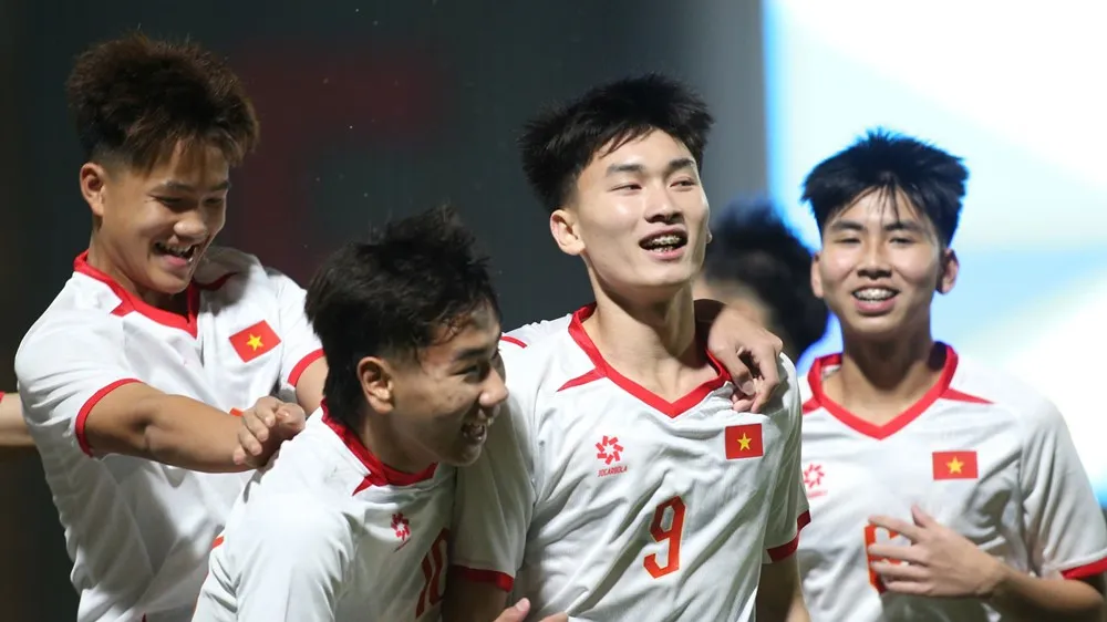 Niềm vui của các cầu thủ U17 Việt Nam khi dễ dàng giành 3 điểm ở trận ra quân. Ảnh: SN