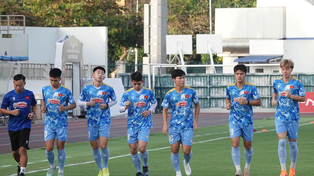 Các cầu thủ chủ yếu tập nhẹ, thả lỏng vào chiều 24-11.