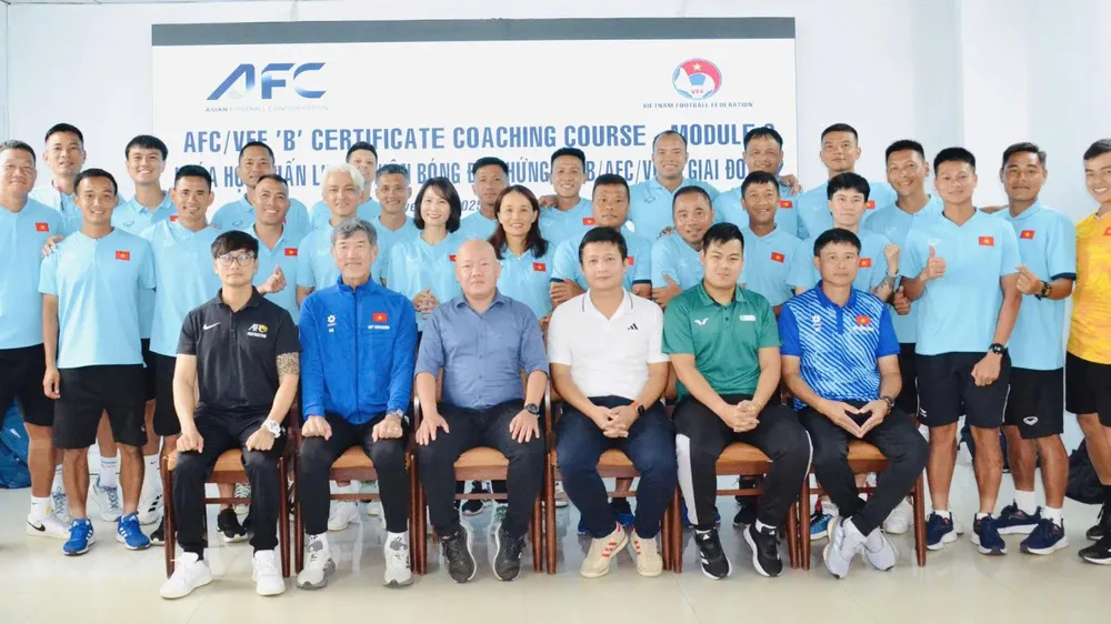 Ban tổ chức chụp ảnh lưu niệm cùng các học viên.