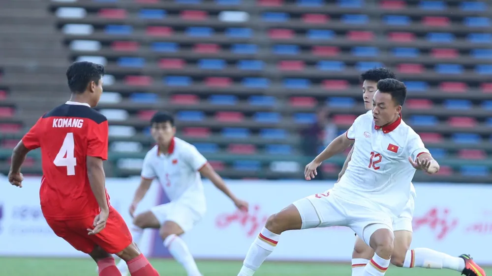 Cuộc so tài giữa U22 Việt Nam và U22 Indonesia tại bán kết SEA Games 32.