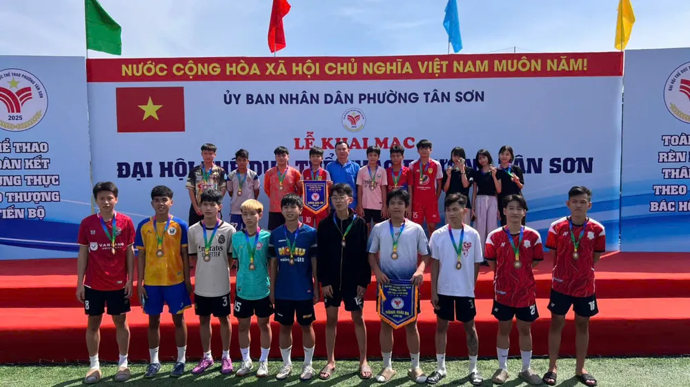Đại diện các đoàn tham dự tại lễ khai mạc sáng 29-11.