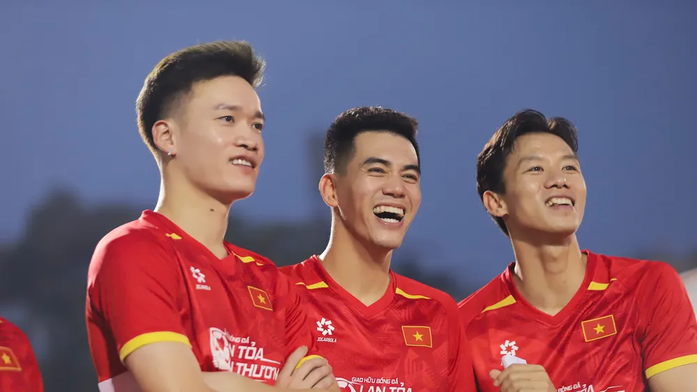 Hoàng Đức cùng Ngọc Hải, Tiến Linh tại sự kiện thiện nguyện mới đây trên sân Thống Nhất.