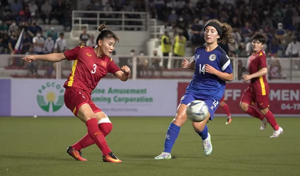 Cuộc so tài giữa hai đội tuyển nữ Việt Nam và Philippines ở bán kết AFF Cup 2022. Ảnh: VFF
