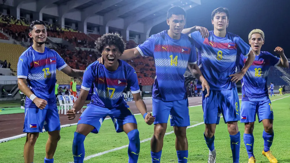 Niềm vui của U22 Philippines sau khi giành vé vào bán kết với ngôi đầu bảng C. Ảnh: PFF
