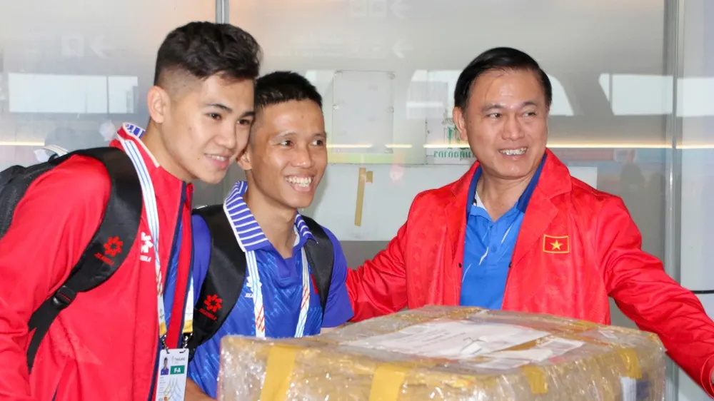 Phó Chủ tịch VFF Trần Anh Tú ra sân bay đón đội tuyển futsal Việt Nam.
