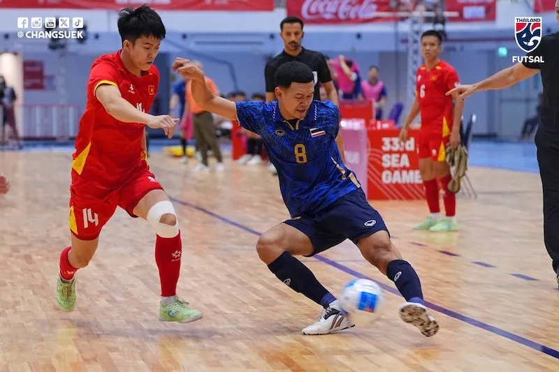 Các cầu thủ Việt Nam đã có trận đấu đầy nỗ lực trước đội chủ nhà. Ảnh: FAT