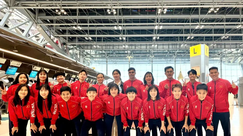 Những nhà đương kim vô địch futsal nữ SEA Games rạng ngời trong ngày về.