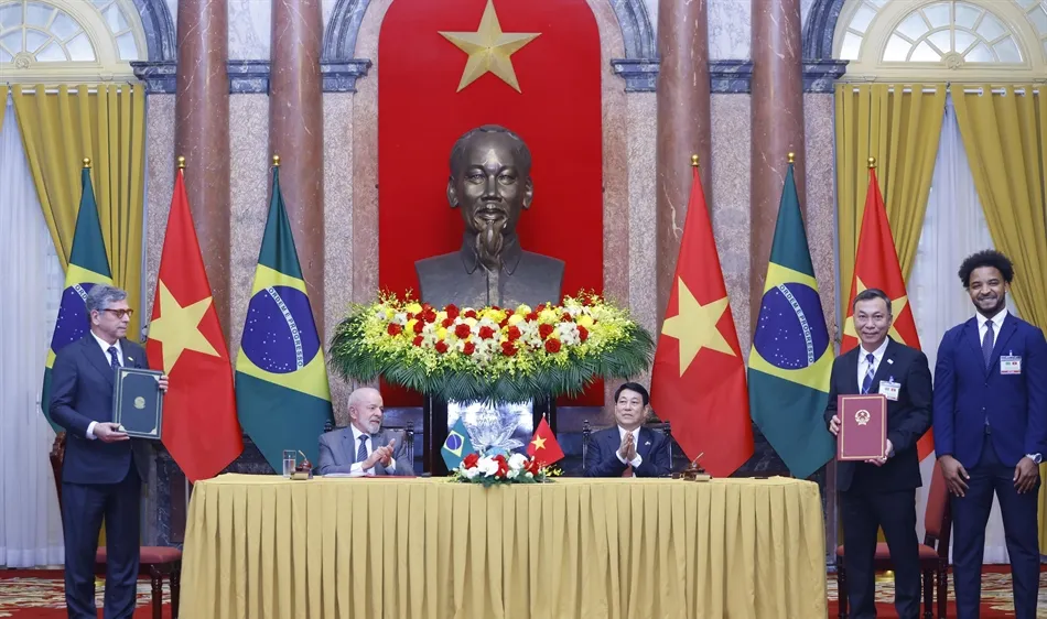 Chủ tịch nước Lương Cường và Tổng thống Luiz Inácio Lula da Silva chứng kiến lễ trao văn kiện hợp tác giữa VFF và LĐBĐ Brazil. Ảnh: Lâm Khánh/TTXVN