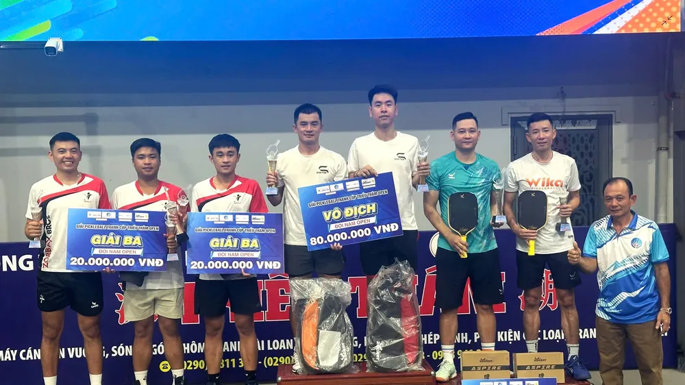 Ban tổ chức trao thưởng cho các VĐV đoạt giải.