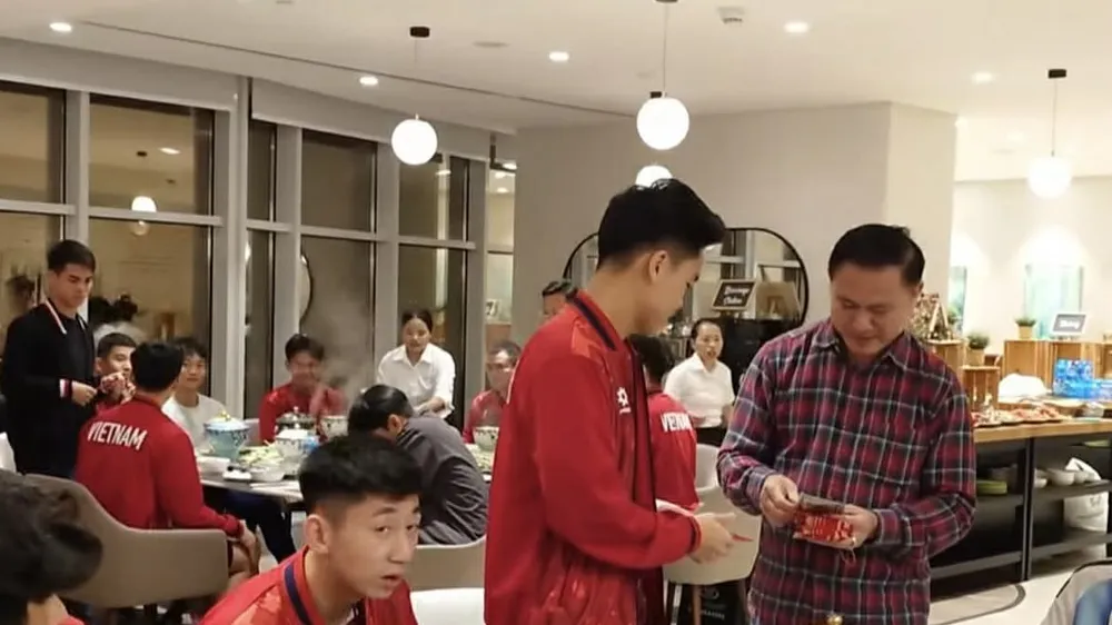 Ông Trần Anh Tú đến chúc mừng năm mới và trao bao lì xì đến từng thành viên đội U23 Việt Nam.