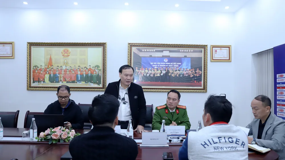 Tổng thư ký VFF Nguyễn Văn Phú (bài phải) chủ trì buổi làm việc.
