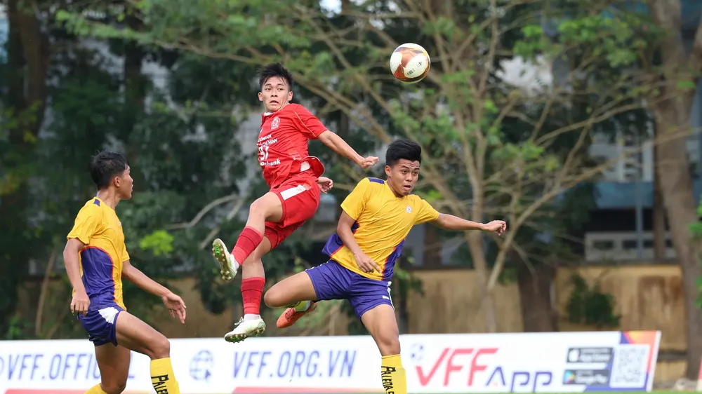 U19 Công an TPHCM (áo đỏ) đã sớm giành vé vào VCK trước lượt trận cuối.