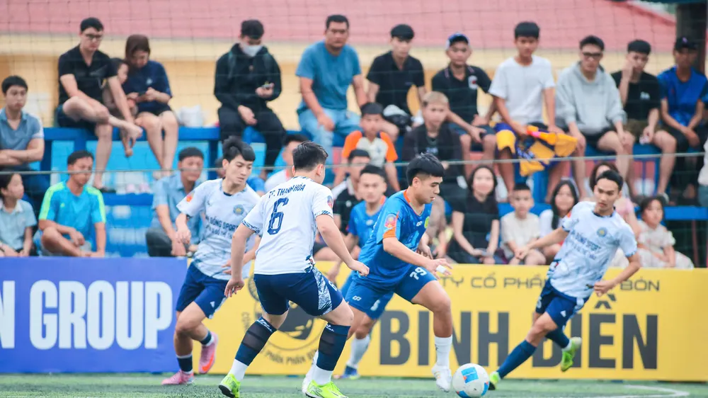 Nông Cống FC (áo xanh) giành Cúp vô địch mùa giải 2025-2026.