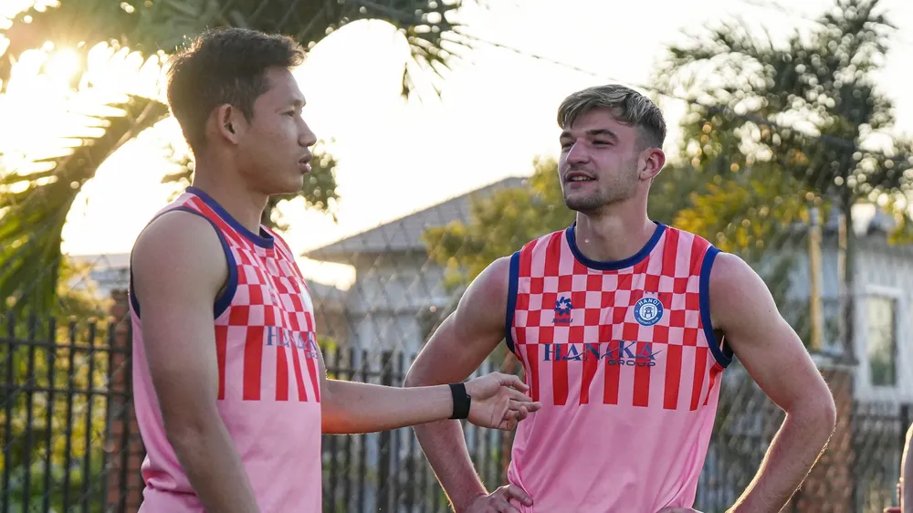 David Fisher (bên phải) đang cùng Hà Nội FC tập huấn tại Thái Lan.