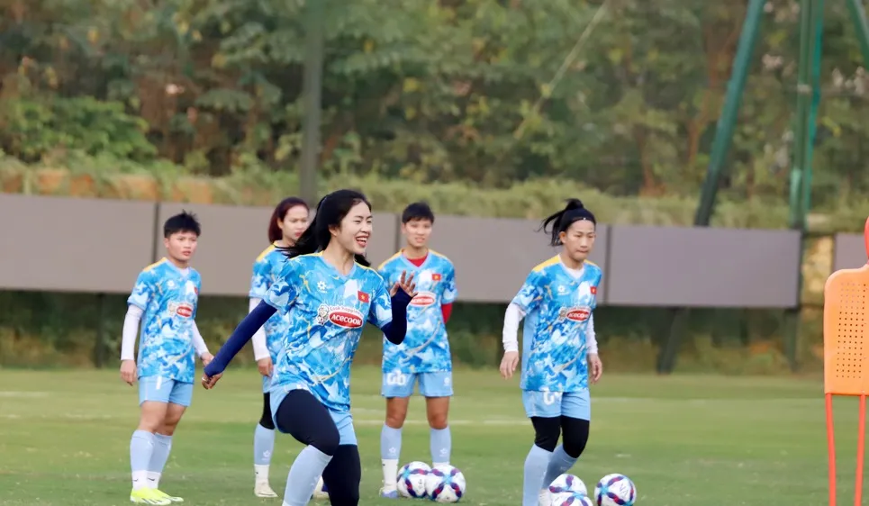 Thanh Nhã cùng các đồng đội trên sân tập ngày 14-1