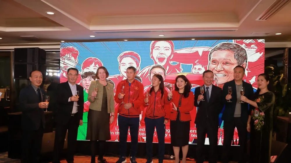 Đại diện Đại sứ quán Australia cùng lãnh đạo VFF, HLV Mai Đức Chung và thủ quân Huỳnh Như tại buổi tiệc.