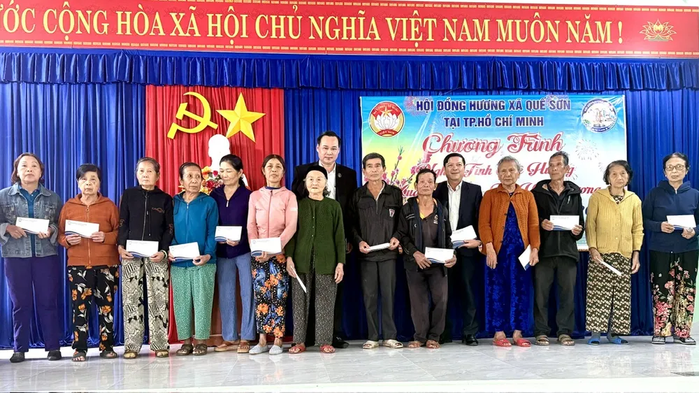 Những phần quà Tết ấm áp được gởi đến các gia đình có hoàn cảnh khó khăn khăn tại chương trình.