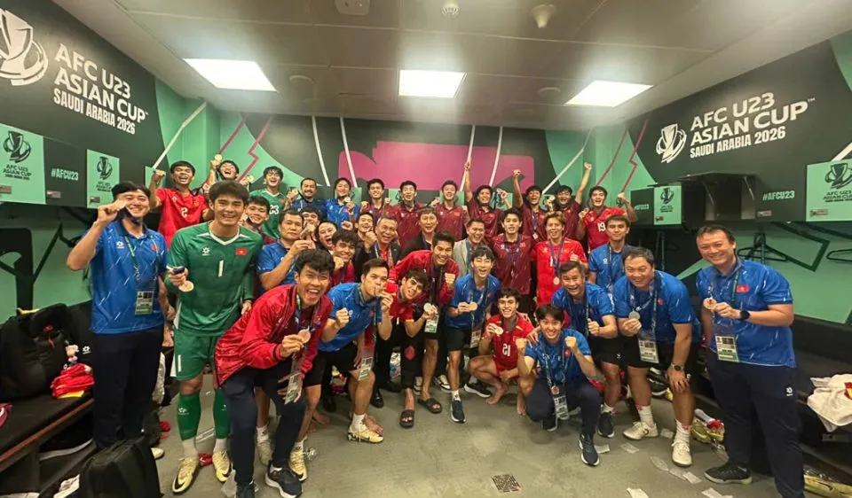 Lãnh đạo VFF cùng toàn đội vui mừng với tấm Huy chương Đồng U23 châu Á 2026.