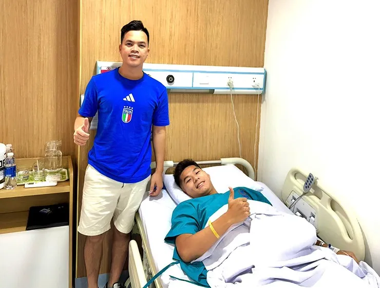 Bác sĩ đội tuyển Việt Nam, ông Trần Huy Thọ bên cạnh Hiểu Minh tại bệnh viện.