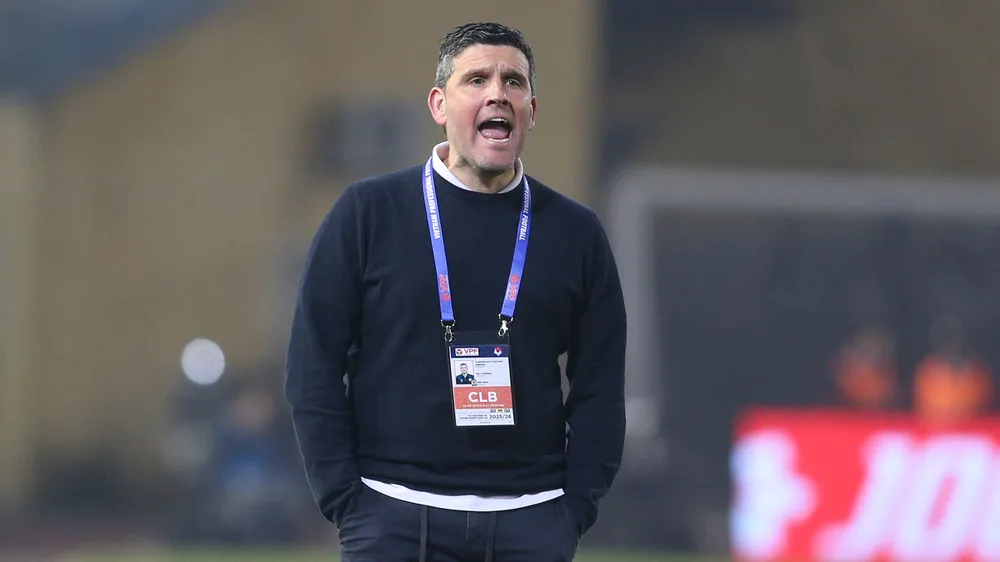 HLV Albadalejo bị phạt nặng vì những phản ứng gay gắt sau trận đấu ở vòng 12 V-League 2025-2026. Ảnh: Q.T