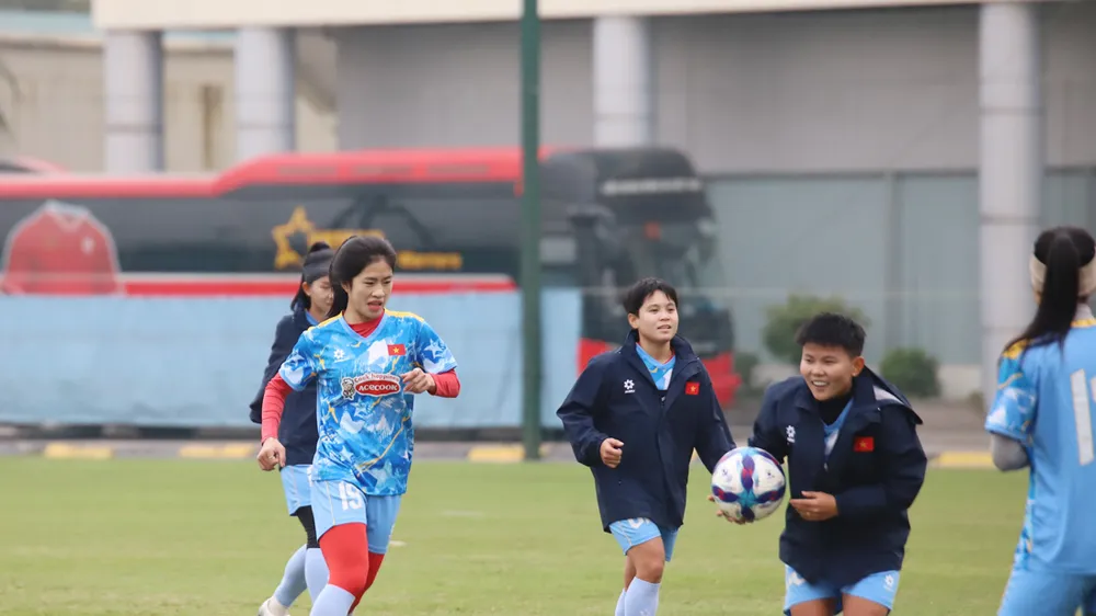Đội tuyển nữ Việt Nam trên sân tập sáng 3-2.