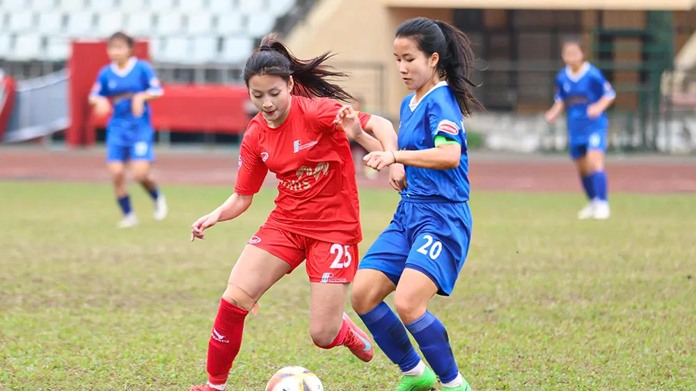 Phong Phú Hà Nam (áo đỏ) sớm vô địch sau chiến thắng 2-1 trước Thái Nguyên T&T.