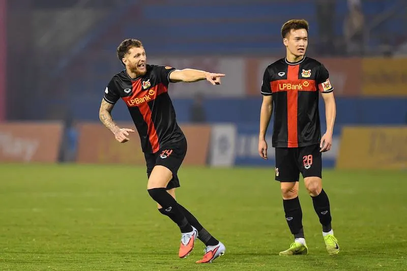 Geovanne ghi bàn gỡ hòa 1-1 cho đội chủ nhà. Ảnh: NBFC