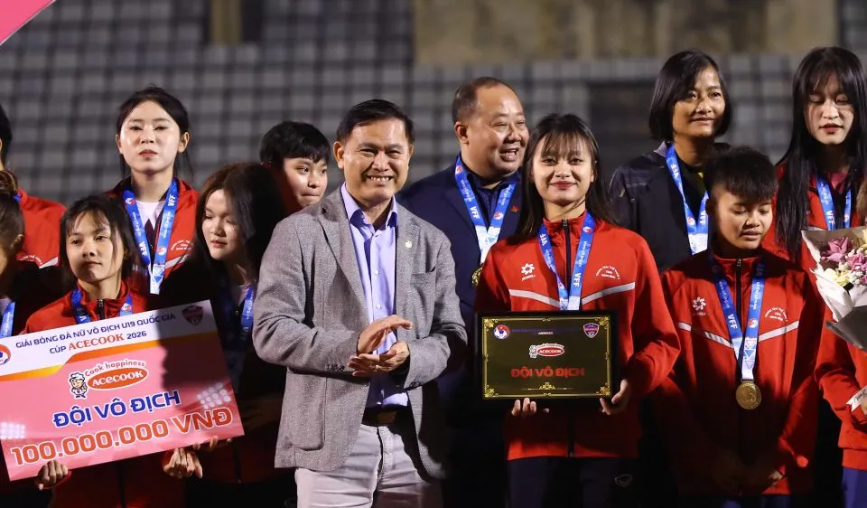 Phó Chủ tịch VFF Trần Anh Tú trao giải Nhất cho đội Phong Phú Hà Nam.