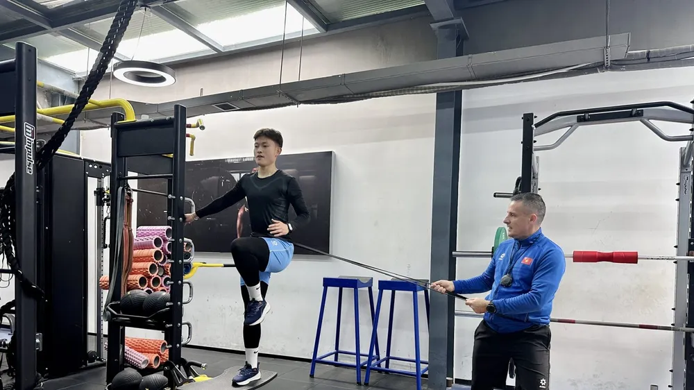 Các cầu thủ tập ở phòng Gym dưới sự hướng dẫn của trợ lý HLV chuyên trách thể lực.