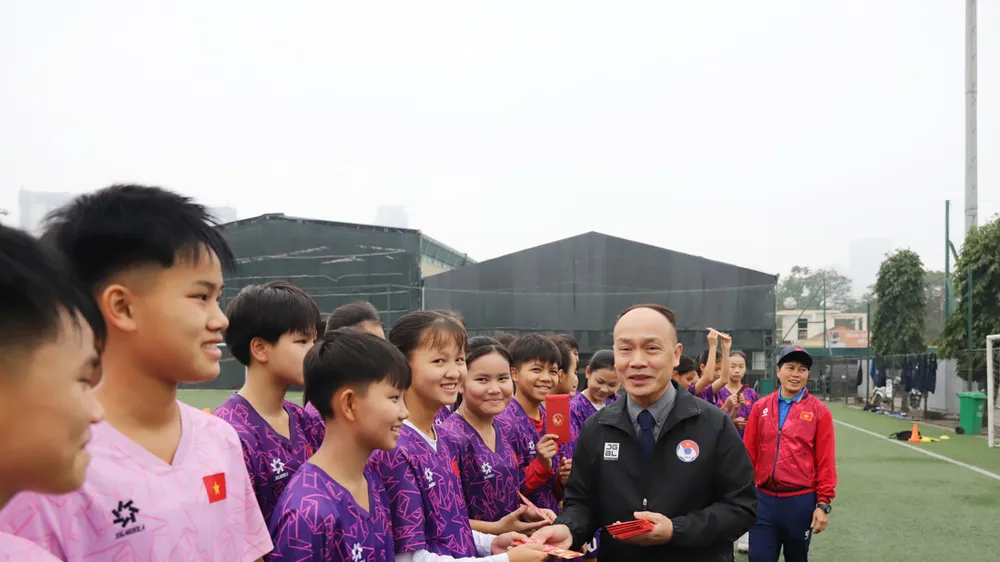 Ông Nguyễn Văn Phú thay mặt VFF gởi quà Xuân đến Ban huấn luyện cùng các cầu thủ.