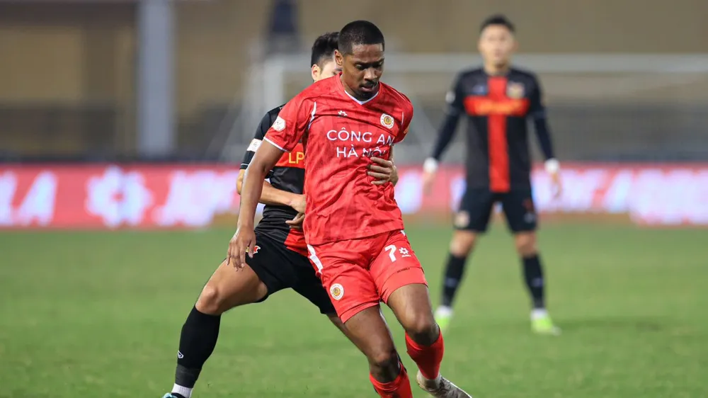Alan Sebastiao đang thể hiện phong độ ghi bàn mạnh mẽ trên hàng công đội chủ nhà.