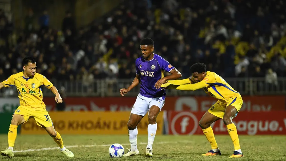 Floro Da Silva Daniel sẽ nghỉ thi đấu ở vòng 15 và 16 do thẻ phạt. Ảnh: VPF