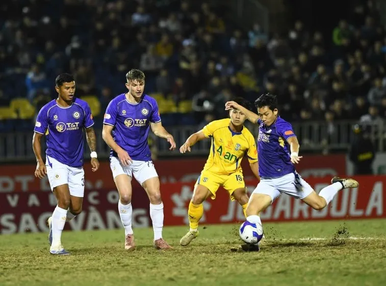 Hai Long ghi bàn mở tỷ số cho Hà Nội FC trong trận thắng SLNA 3-1 ở lượt đi.