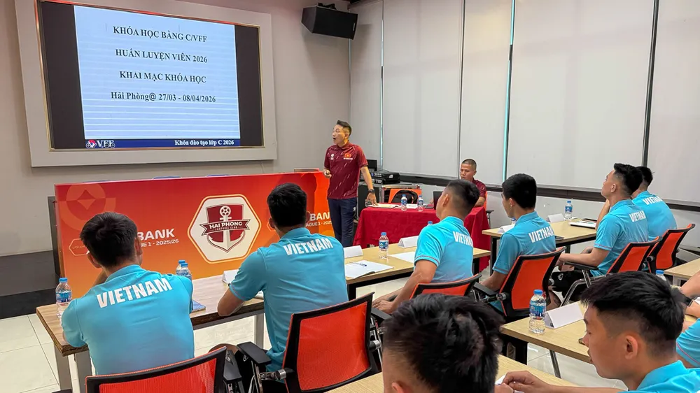 Giảng viên Trần Duy Quang phổ biến chương trình khóa học.