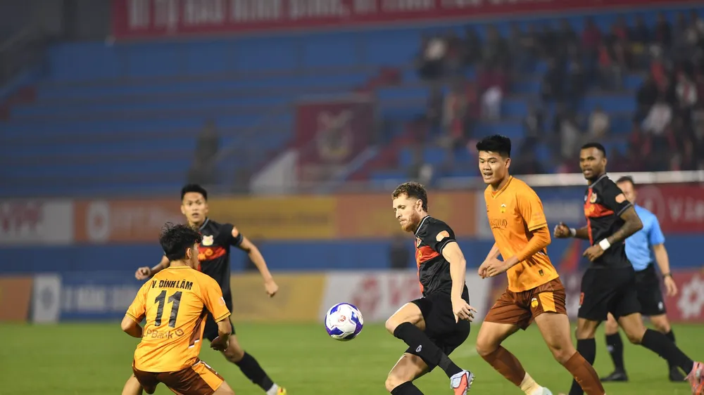 Cuộc so tài giữa Ninh Bình và HA.GL ở trận lượt đi trên sân Ninh Bình.