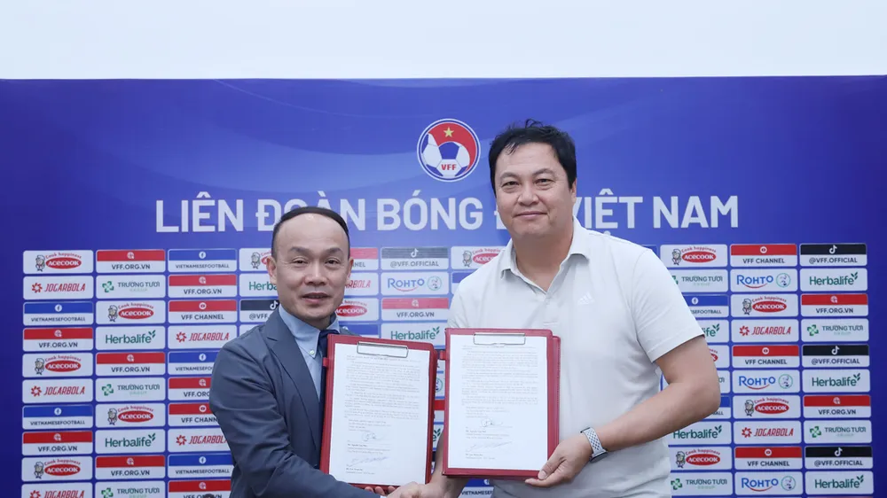 TTK VFF Nguyễn Văn Phú và HLV Lee Woon-jae tại buổi ký hợp đồng sáng 6-4.