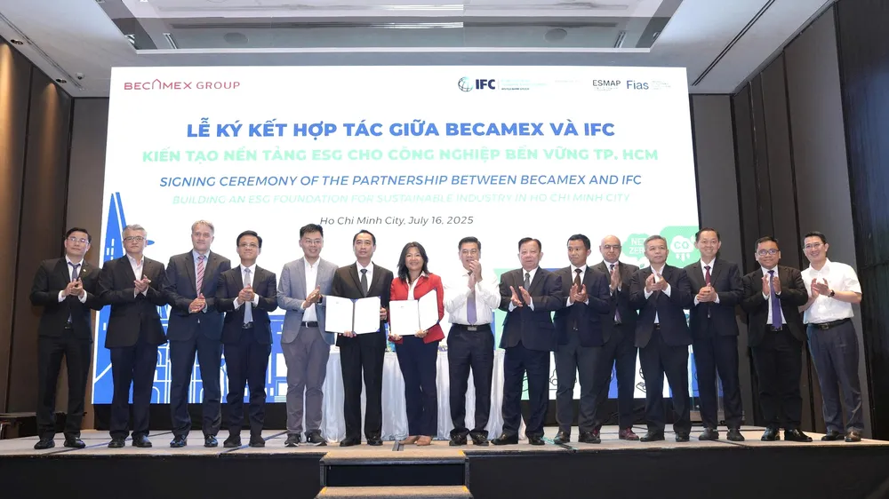 Tập đoàn Becamex (BCM) và Tổ chức Tài chính Quốc tế (IFC) đã chính thức ký kết thỏa thuận hợp tác giúp chuyển đổi các KCN-Đô thị của Becamex và VSIP sang mô hình bền vững, xanh và ESG.