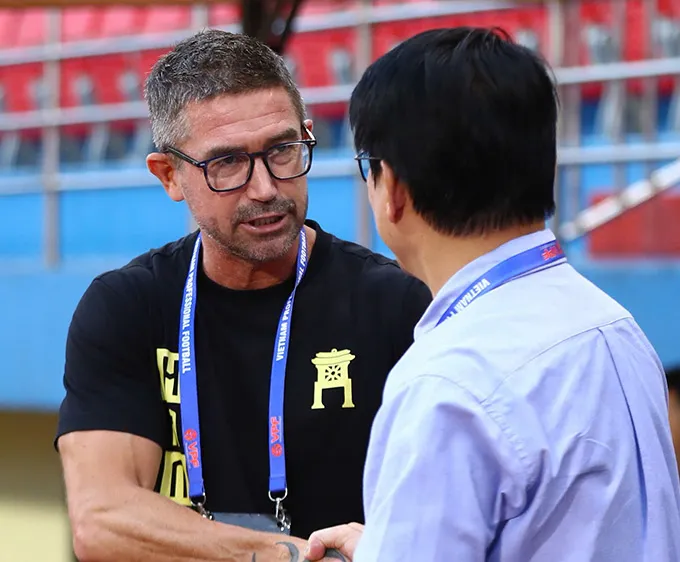 HLV Harry Kewell đang cùng Hà Nội FC thăng hoa trên bảng xếp hạng. Ảnh: ĐỨC CƯỜNG