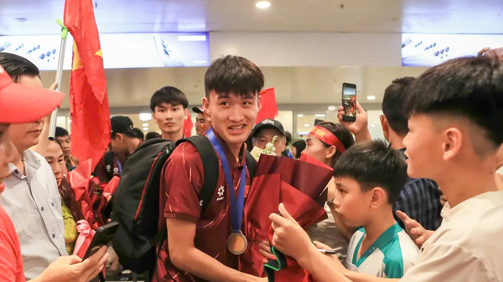 Đội tuyển U17 Việt Nam về nước trong sự chào đón nồng nhiệt của người hâm mộ vào tối 26-4. Ảnh: ĐOÀN NHẬT