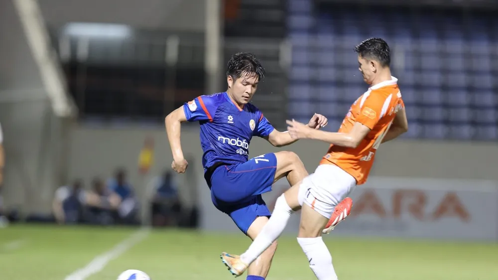VPF (áo xanh) đang so kè cùng Đà Nẵng ở vị trí cuối bảng xếp hạng V-League 2026-2027.