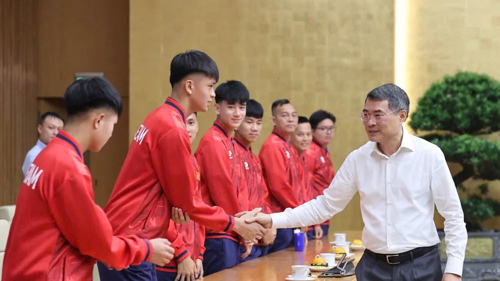Thủ tướng Chính phủ Lê Minh Hưng gặp mặt, chúc mừng đội tuyển bóng đá nam U17 quốc gia Việt Nam – Ảnh: NHẬT BẮC
