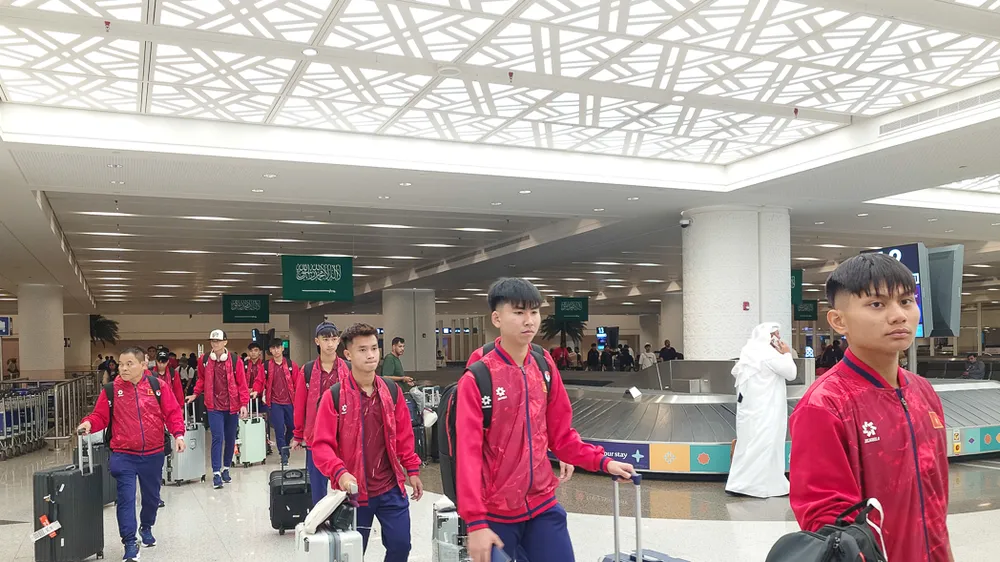 Đội tuyển U17 Việt Nam đến Saudi Arabia sau hơn 12 giờ di chuyển. Ảnh: ĐOÀN NHẬT