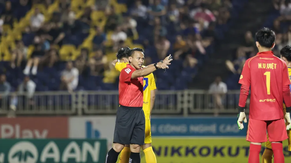 Trọng tài Razlan Joffri Bin Ali.